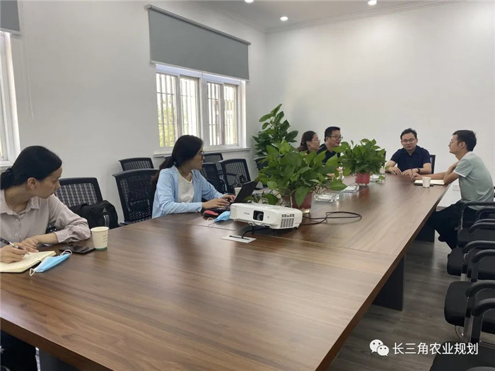 為了幫助園區(qū)的提檔升級,南京市農(nóng)業(yè)農(nóng)村局特委托中農(nóng)富通編制《南京市農(nóng)業(yè)園區(qū)發(fā)展研究報(bào)告》,以期從產(chǎn)業(yè)發(fā)展路徑、園區(qū)發(fā)展模式、保障措施等多維度為南京市農(nóng)業(yè)園區(qū)未來三年的發(fā)展做統(tǒng)籌謀劃。 8月19日,中農(nóng)(圖7) 微信圖片_20200825094746.jpg