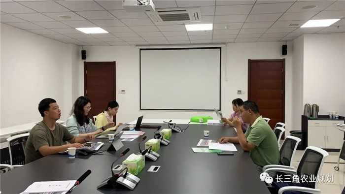 為了幫助園區(qū)的提檔升級,南京市農(nóng)業(yè)農(nóng)村局特委托中農(nóng)富通編制《南京市農(nóng)業(yè)園區(qū)發(fā)展研究報(bào)告》,以期從產(chǎn)業(yè)發(fā)展路徑、園區(qū)發(fā)展模式、保障措施等多維度為南京市農(nóng)業(yè)園區(qū)未來三年的發(fā)展做統(tǒng)籌謀劃。 8月19日,中農(nóng)(圖9) 為了幫助園區(qū)的提檔升級,南京市農(nóng)業(yè)農(nóng)村局特委托中農(nóng)富通編制《南京市農(nóng)業(yè)園區(qū)發(fā)展研究報(bào)告》,以期從產(chǎn)業(yè)發(fā)展路徑、園區(qū)發(fā)展模式、保障措施等多維度為南京市農(nóng)業(yè)園區(qū)未來三年的發(fā)展做統(tǒng)籌謀劃。 8月19日,中農(nóng)(圖9)