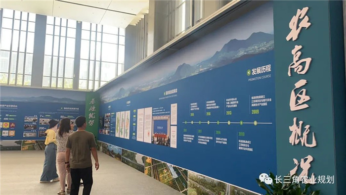 為了幫助園區(qū)的提檔升級,南京市農(nóng)業(yè)農(nóng)村局特委托中農(nóng)富通編制《南京市農(nóng)業(yè)園區(qū)發(fā)展研究報(bào)告》,以期從產(chǎn)業(yè)發(fā)展路徑、園區(qū)發(fā)展模式、保障措施等多維度為南京市農(nóng)業(yè)園區(qū)未來三年的發(fā)展做統(tǒng)籌謀劃。 8月19日,中農(nóng)(圖14) 為了幫助園區(qū)的提檔升級,南京市農(nóng)業(yè)農(nóng)村局特委托中農(nóng)富通編制《南京市農(nóng)業(yè)園區(qū)發(fā)展研究報(bào)告》,以期從產(chǎn)業(yè)發(fā)展路徑、園區(qū)發(fā)展模式、保障措施等多維度為南京市農(nóng)業(yè)園區(qū)未來三年的發(fā)展做統(tǒng)籌謀劃。 8月19日,中農(nóng)(圖14)