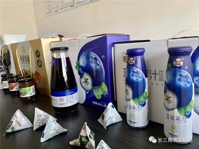 為了幫助園區(qū)的提檔升級,南京市農(nóng)業(yè)農(nóng)村局特委托中農(nóng)富通編制《南京市農(nóng)業(yè)園區(qū)發(fā)展研究報(bào)告》,以期從產(chǎn)業(yè)發(fā)展路徑、園區(qū)發(fā)展模式、保障措施等多維度為南京市農(nóng)業(yè)園區(qū)未來三年的發(fā)展做統(tǒng)籌謀劃。 8月19日,中農(nóng)(圖18) 為了幫助園區(qū)的提檔升級,南京市農(nóng)業(yè)農(nóng)村局特委托中農(nóng)富通編制《南京市農(nóng)業(yè)園區(qū)發(fā)展研究報(bào)告》,以期從產(chǎn)業(yè)發(fā)展路徑、園區(qū)發(fā)展模式、保障措施等多維度為南京市農(nóng)業(yè)園區(qū)未來三年的發(fā)展做統(tǒng)籌謀劃。 8月19日,中農(nóng)(圖18)