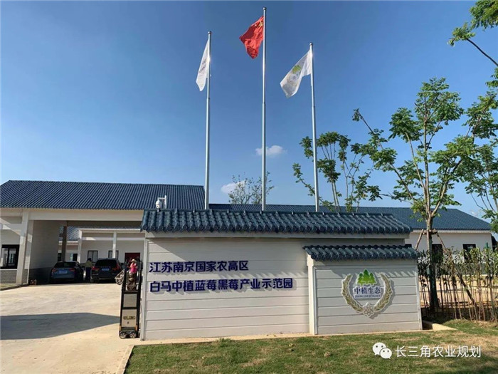 為了幫助園區(qū)的提檔升級,南京市農(nóng)業(yè)農(nóng)村局特委托中農(nóng)富通編制《南京市農(nóng)業(yè)園區(qū)發(fā)展研究報(bào)告》,以期從產(chǎn)業(yè)發(fā)展路徑、園區(qū)發(fā)展模式、保障措施等多維度為南京市農(nóng)業(yè)園區(qū)未來三年的發(fā)展做統(tǒng)籌謀劃。 8月19日,中農(nóng)(圖20) 為了幫助園區(qū)的提檔升級,南京市農(nóng)業(yè)農(nóng)村局特委托中農(nóng)富通編制《南京市農(nóng)業(yè)園區(qū)發(fā)展研究報(bào)告》,以期從產(chǎn)業(yè)發(fā)展路徑、園區(qū)發(fā)展模式、保障措施等多維度為南京市農(nóng)業(yè)園區(qū)未來三年的發(fā)展做統(tǒng)籌謀劃。 8月19日,中農(nóng)(圖20)