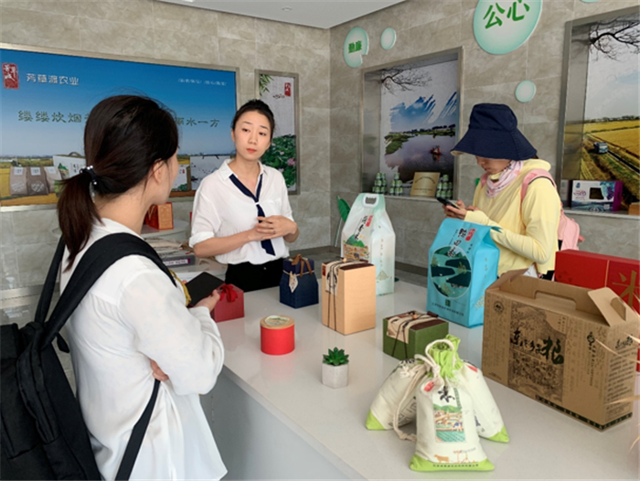 9月3日,中農富通調研組兵分兩路對南京高淳區武家嘴現代農業產業示范園區和棲霞區龍潭現代農業產業示范園區的調研工作。(圖21) 9月3日,中農富通調研組兵分兩路對南京高淳區武家嘴現代農業產業示范園區和棲霞區龍潭現代農業產業示范園區的調研工作。(圖21)